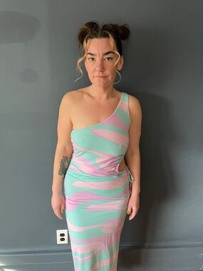 Pastel maxi with peek a boo cut out